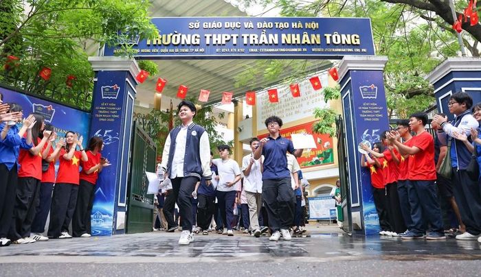 Thí sinh hoàn thành ngày thi đầu tiên tại điểm thi Trường THPT Trần Nhân Tông. Ảnh: Thanh Tùng - TTXVN