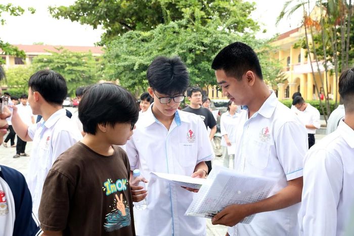 Các thí sinh hoàn thành bài thi sớm và trao đổi lại ngay tại điểm thi trương THPT A Phủ Lý (Ninh Bình) Ảnh: Đại Nghĩa - TTXVN