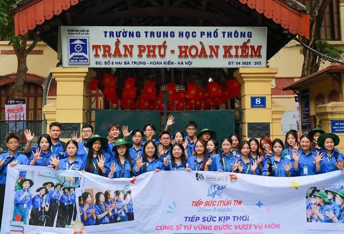 Thanh niên tình nguyện hỗ trợ kỳ thi tại điểm thi trường THPT Trần Phú - Hoàn Kiếm (phường Cửa Nam). Ảnh: Khánh Hòa - TTXVN