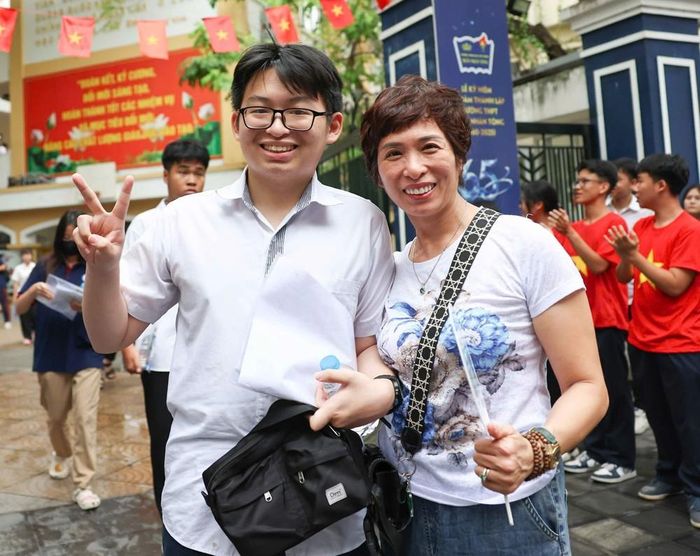 Phụ huynh mừng rỡ đón thí sinh sau khi kết thúc môn thi Toán. Ảnh: Thanh Tùng - TTXVN