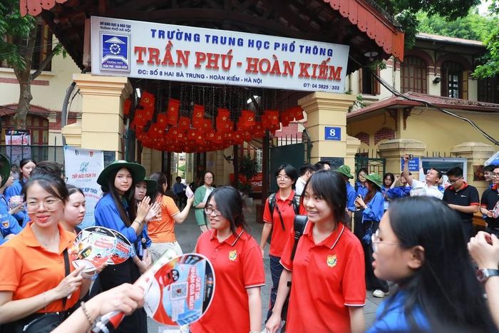 Thí sinh tại điểm thi trường THPT Trần Phú - Hoàn Kiếm (phường Cửa Nam) hoàn thành ngày thi đầu tiên của Kỳ thi tốt nghiệp THPT 2026. Ảnh: Khánh Hòa - TTXVN