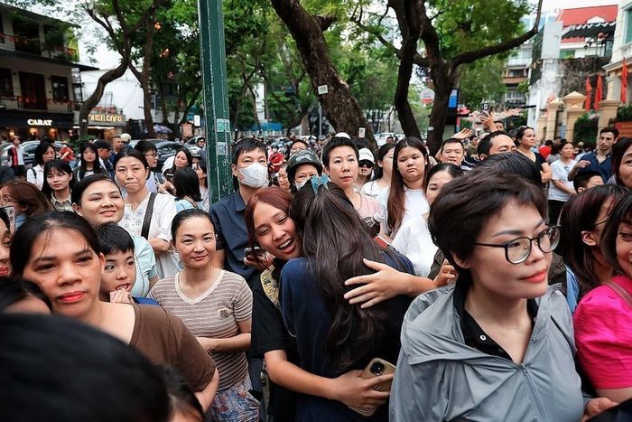 Đúng 16h ngày 11/6/2026, hồi trống hết giờ làm bài thi Môn Toán tại các điểm thi tốt nghiệp THPT của thành phố Hà Nội vang lên cũng là lúc các thí sinh Thủ đô hoàn thành ngày thi đầu tiên. Ảnh: TTXVN