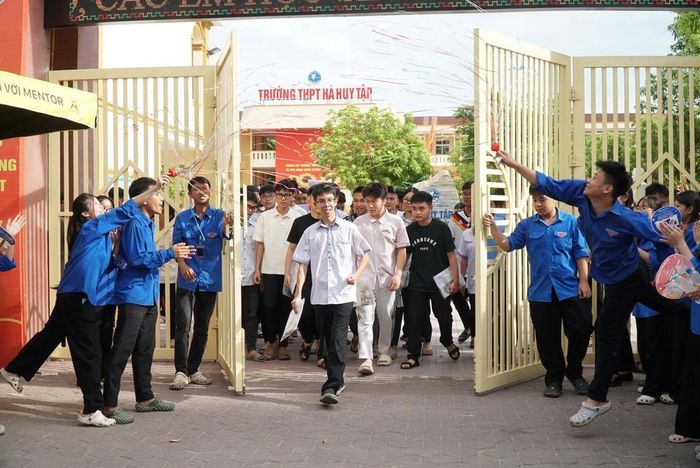 Niềm vui của thí sinh khi kết thúc môn Toán chiều nay tại điểm thi Trường THPT Hà Huy Tập, Nghệ An. Ảnh: Bích Huệ - TTXVN
