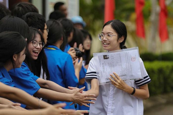 Niềm vui của thí sinh sau khi hoàn thành bài thi tại điểm thi trường THPT chuyên Sơn La. Ảnh: Trọng Đạt – TTXVN