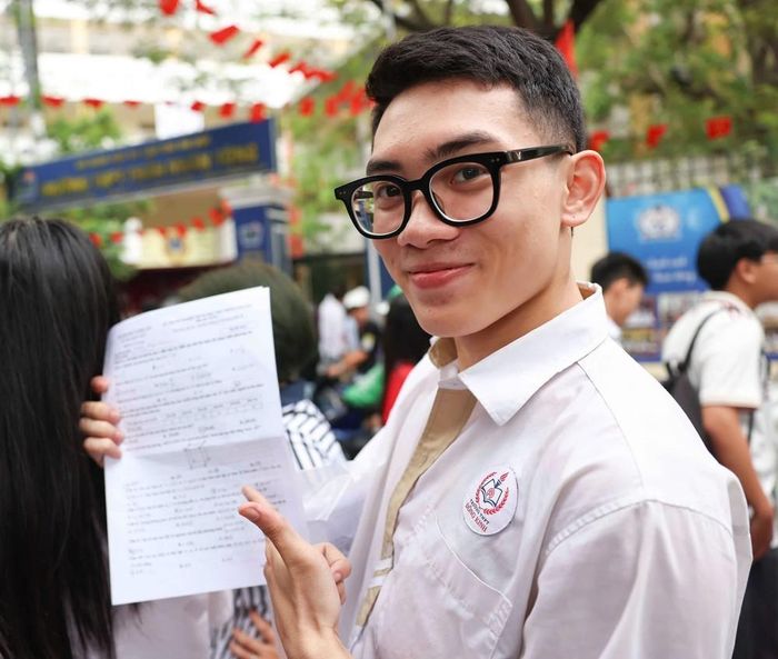 Thí sinh tại điểm thi Trường THPT Trần Nhân Tông tự tin khoe về bài thi môn Toán của mình. Ảnh: Thanh Tùng - TTXVN