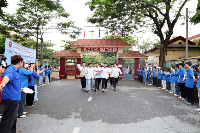 Các thí sinh rời điểm thi với niềm vui làm tốt bài thi tại điểm thi trương THPT A Phủ Lý (Ninh Bình) Ảnh: Đại Nghĩa - TTXVN