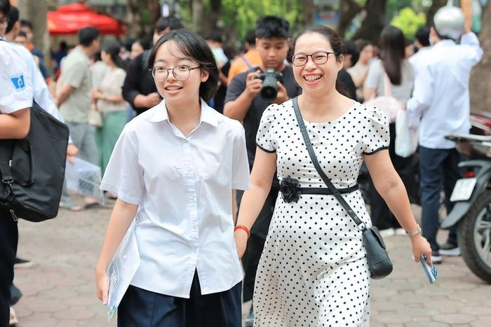 Niềm vui vỡ òa của phụ huynh khi đón con rời điểm thi sau khi hoàn thành môn Toán trong ngày thi đầu tiên của Kỳ thi tốt nghiệp THPT năm 2026 tại điểm thi Trường THPT Phan Đình Phùng (Phường Ba Đình). Ảnh: Lê Đông - TTXVN