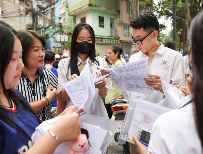 Thí sinh trao đổi về bài làm môn thi Toán. Ảnh: Thanh Tùng - TTXVN