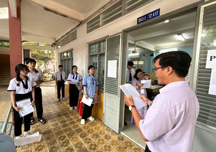 Thí sinh làm thủ tục vào phòng thi tại điểm thi Trường THPT Tam Phú, TPHCM. Tổng số điểm thi tốt nghiệp THPT tại TPHCM là 248 điểm thi với 5.955 phòng thi, bố trí tối đa 24 thí sinh mỗi phòng - Ảnh: VGP/Anh Đức
