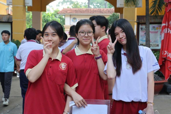 Sự tự tin của các thí sinh tại điểm thi Trường THPT Trưng Vương, phường Sài Gòn, TPHCM. Kỳ thi tốt nghiệp THPT 2026 là kỳ thi tốt nghiệp THPT đầu tiên của TPHCM sau sáp nhập. Toàn Thành phố có hơn 142.000 thí sinh tham dự, gồm gần 135.000 thí sinh đang học lớp 12 và hơn 8.000 thí sinh tự do - Ảnh: VGP/Anh Đức
