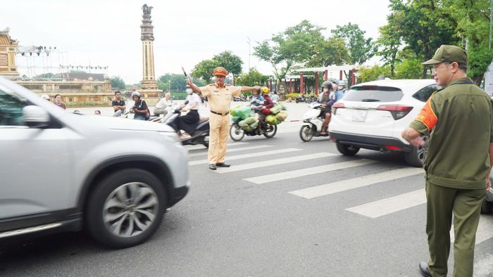 Điều tiết giao thông trước điểm thi Trường THPT Chuyên Quốc học Huế. TP. Huế huy động hơn 2.500 cán bộ, giáo viên, nhân viên cùng các lực lượng công an, y tế, điện lực tham gia phục vụ kỳ thi tốt nghiệp THPT 2026 - Ảnh: VGP/Nhật Anh