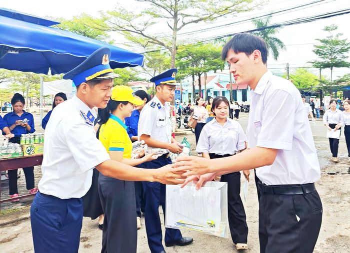 Hải đoàn 21, Bộ Tư lệnh Cảnh sát biển, phối hợp với Đoàn Thanh niên tiếp sức mùa thi, hướng dẫn hỗ trợ thí sinh tại xã Núi Thành và xã Tam Hải (TP. Đà Nẵng) - Ảnh: VGP/Anh Nguyễn
