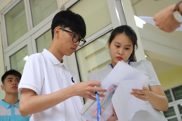 Thí sinh làm thủ tục vào phòng thi tại điểm thi Trường THPT Yên Hòa, Hà Nội - Ảnh: VGP/Văn Hiền