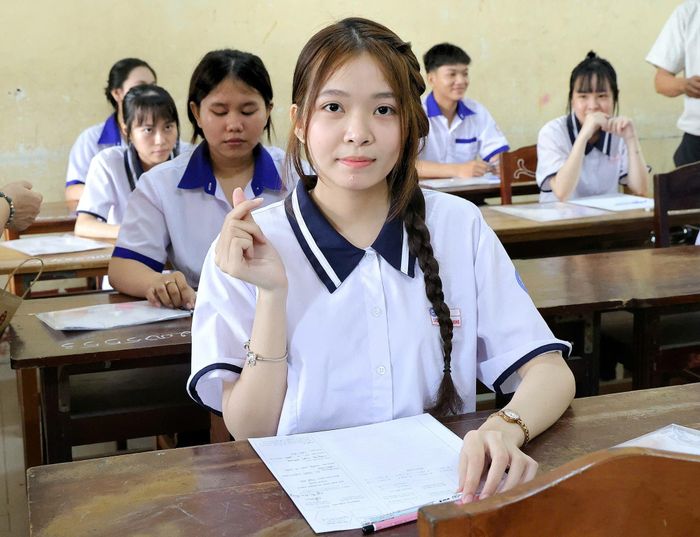 Nữ sinh dự thi tại điểm thi Trường THPT Ô Môn, TP. Cần Thơ, tự tin, sẵn sàng trước giờ làm bài môn thi đầu tiên (Ngữ văn) - Ảnh: VGP/LS