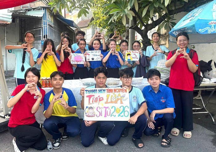Nhóm thanh niên tình nguyện tiếp lửa sĩ tử tại TPHCM. Kỳ thi năm 2026, TPHCM huy động hơn 25.000 người tham gia phục vụ - Ảnh: VGP/Anh Đức