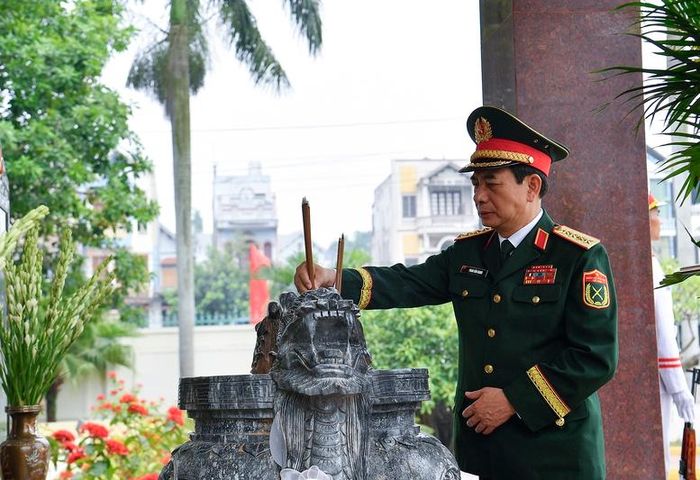 Đại tướng Phan Văn Giang và các đại biểu đã dâng hoa, dâng hương tại Nhà tưởng niệm Chủ tịch Hồ Chí Minh và Văn bia tưởng niệm các Anh hùng liệt sĩ - Ảnh: VGP/Nguyễn Hoàng