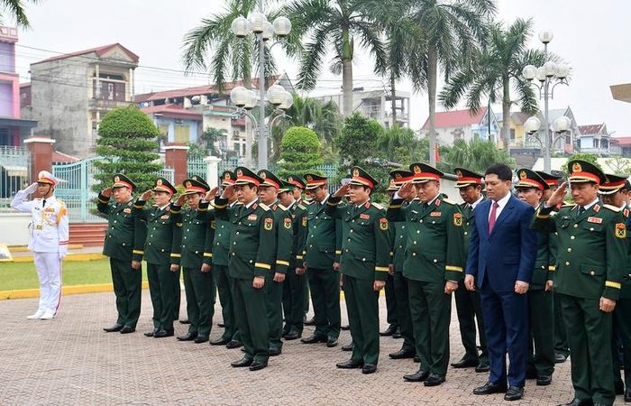 Đại tướng Phan Văn Giang và các đại biểu tưởng niệm Chủ tịch Hồ Chí Minh và các Anh hùng liệt sĩ - Ảnh: VGP/Nguyễn Hoàng