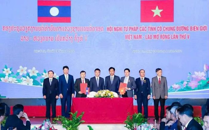 Lãnh đạo Bộ Tư pháp Việt Nam và Bộ Tư pháp Lào ký kết tại Hội nghị Tư pháp các tỉnh có chung đường biên giới Việt Nam - Lào lần V. Ảnh: Bộ Tư pháp