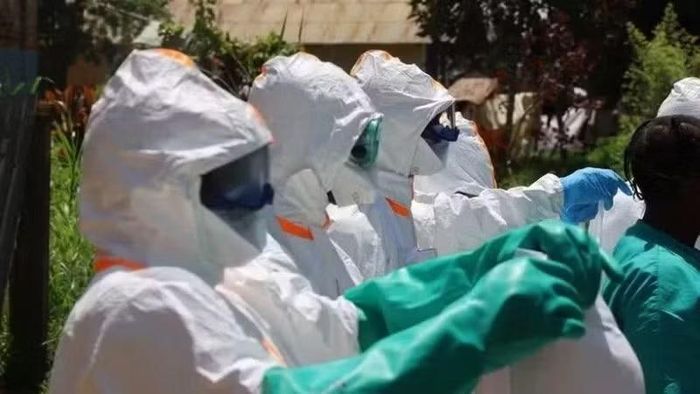 Nhân viên y tế mặc trang phục bảo hộ và khử khuẩn khi điều trị cho bệnh nhân Ebola tại Ituri, Cộng hòa Dân chủ Congo. (Ảnh: THX/TTXVN)