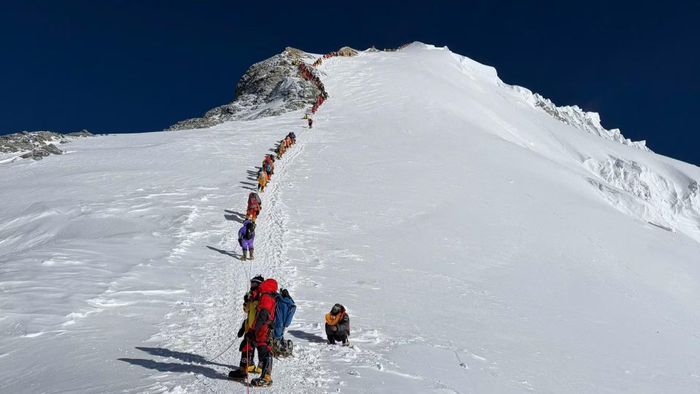 Trên các đỉnh núi cao hơn 8.000m, nơi cơ thể chịu áp lực cực hạn, bác sĩ Sơn đã áp dụng các chiến lược cụ thể để giữ vững thể trạng.