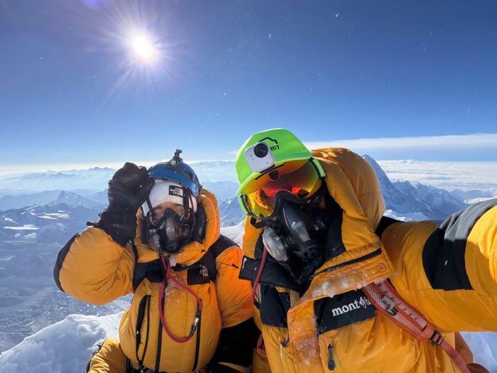Bác sĩ Ngô Hải Sơn và đồng đội Nguyễn Thanh Bình trên đỉnh Lhotse 8.516m.