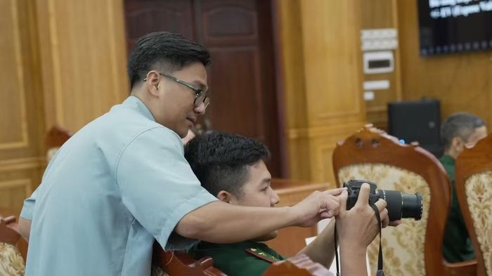 Hướng dẫn thực hành chụp ảnh cho học viên.