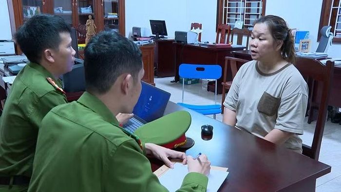 Công an xét hỏi đối tượng Hồ Thị Mai Thanh.