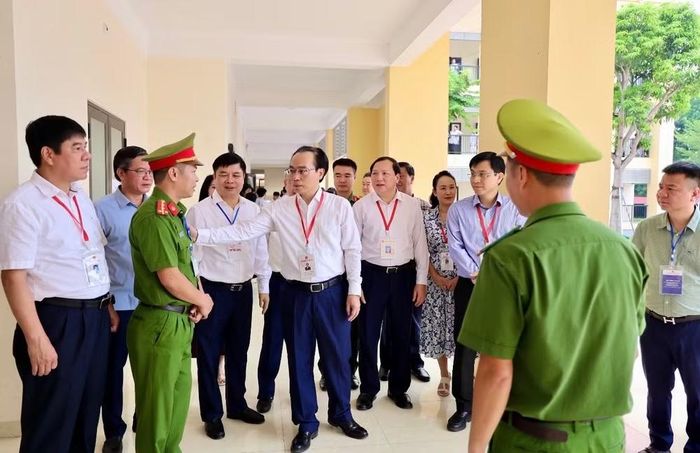 Bộ trưởng Giáo dục và Đào tạo Hoàng Minh Sơn động viên các lực lượng làm nhiệm vụ tại điểm thi Trường trung học phổ thông Kim Động (Hưng Yên) trước giờ thi.