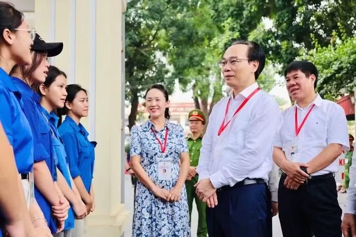 Bộ trưởng Giáo dục và Đào tạo Hoàng Minh Sơn động viên các lực lượng làm nhiệm vụ tại điểm thi Trường trung học phổ thông Kim Động (Hưng Yên) trước giờ thi.