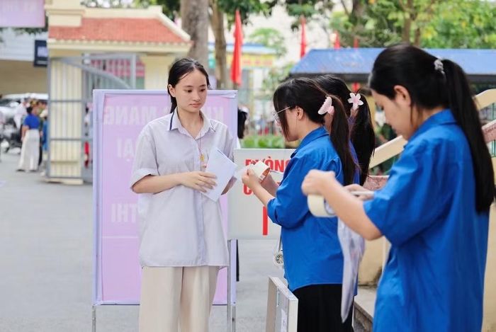 Thí sinh gửi tư trang tại khu vực được bố trí riêng biệt trước khi vào phòng thi tại điểm thi Trường trung học phổ thông Kim Động (Hưng Yên).