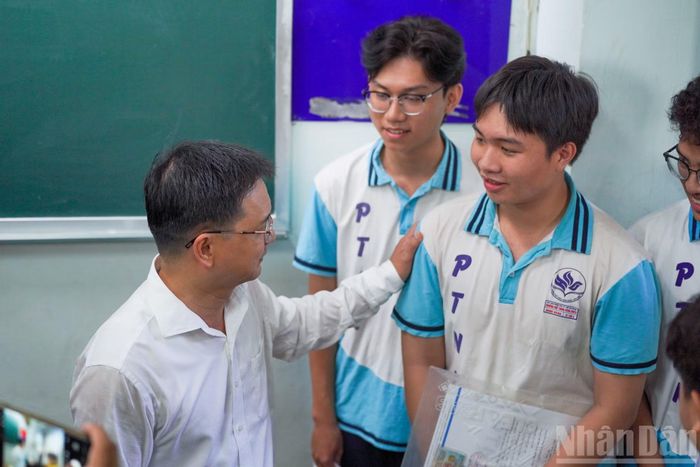 Tại điểm thi Trường trung học phổ thông chuyên Lê Hồng Phong và Trường trung học Thực hành Sài Gòn, Thành phố Hồ Chí Minh, ông Nguyễn Mạnh Cường, Phó Chủ tịch Ủy ban nhân dân Thành phố Hồ Chí Minh cùng Đoàn công tác đã đến thăm, trò chuyện và động viên thí sinh cùng cán bộ coi thi trước giờ làm bài.