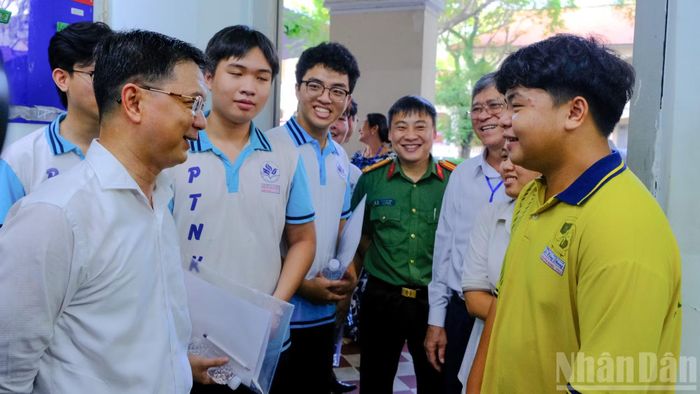 Không khí tại điểm thi khá bình tĩnh, các thí sinh sẵn sàng cho môn thi đầu tiên.