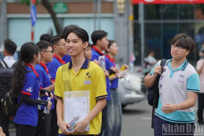 Các thí sinh tự tin, sẵn sàng chinh phục môn thi đầu tiên.