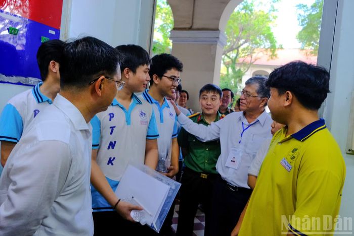 Đoàn công tác ân cần thăm hỏi, động viên các em thí sinh bình tĩnh, tự tin hoàn thành tốt bài thi.