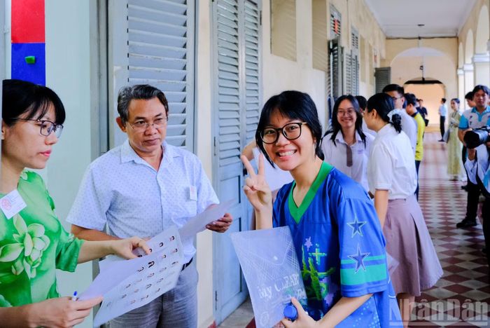 Nhiều thí sinh cho biết đã chuẩn bị kỹ lưỡng kiến thức và giữ tâm lý tự tin trước khi bước vào môn thi đầu tiên.