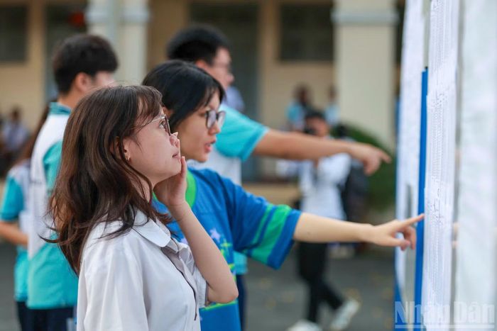 Tại điểm thi Trường trung học phổ thông chuyên Lê Hồng Phong, Thành phố Hồ Chí Minh, nhiều thí sinh cùng phụ huynh đã có mặt từ khoảng 5 giờ 30 phút sáng để chủ động thời gian di chuyển, tránh tình trạng ùn tắc giao thông trong ngày thi đầu tiên.