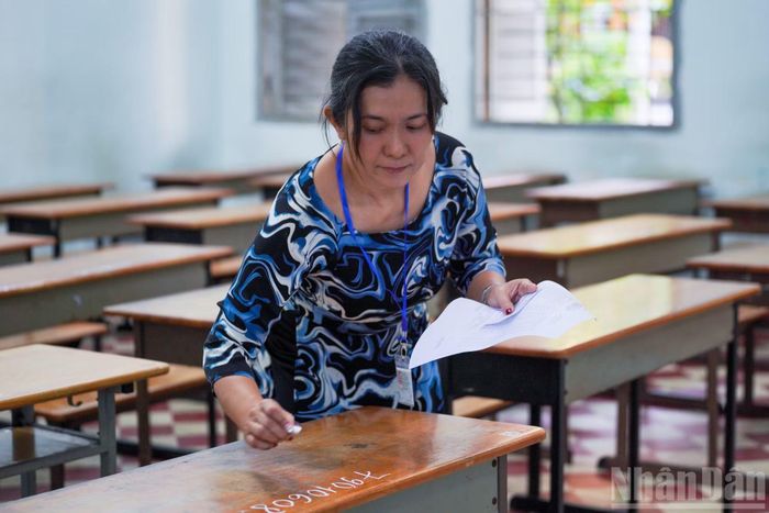 Cán bộ coi thi nỗ lực hoàn thành tốt nhiệm vụ, góp phần bảo đảm kỳ thi diễn ra an toàn, nghiêm túc và đúng quy chế.