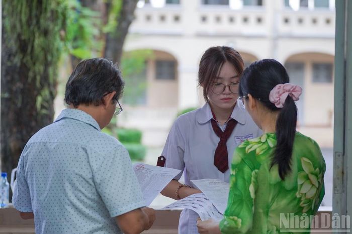  Theo đại diện điểm thi Trường trung học phổ thông chuyên Lê Hồng Phong, điểm thi bố trí 25 phòng thi cho khoảng 600 thí sinh. 