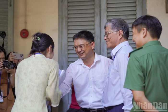 Đoàn công tác động viên các thầy cô giáo, cán bộ làm công tác thi tiếp tục phát huy tinh thần trách nhiệm, tạo điều kiện tốt nhất cho thí sinh tham gia kỳ thi.