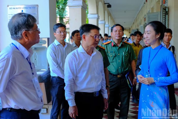 Đoàn công tác đã thăm hỏi, động viên đội ngũ giáo viên, cán bộ coi thi nỗ lực hoàn thành tốt nhiệm vụ, góp phần bảo đảm kỳ thi diễn ra an toàn, nghiêm túc và đúng quy chế.