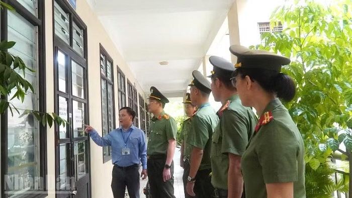 Đại tá Nguyễn Đại Đồng, Phó Giám đốc Công an thành phố kiểm tra tại điểm thi Trường trung học phổ thông Trần Phú.