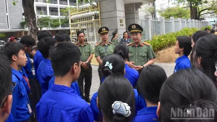 Đại tá Nguyễn Đại Đồng thăm, động viên các tình nguyện viên tham gia tiếp sức mùa thi.