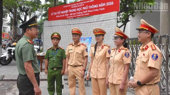 Đại tá Nguyễn Đại Đồng thăm, động viên lực lượng làm nhiệm vụ tại các điểm thi.