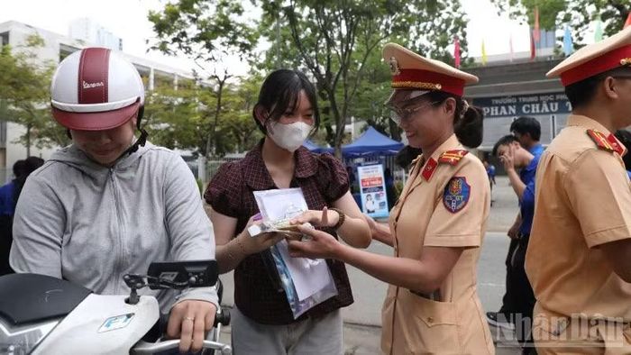Cảnh sát giao thông Đà Nẵng hỗ trợ, tặng nước uống các thí sinh.