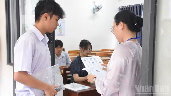 Thí sinh vào phòng thi sáng nay tại điểm thi Trường trung học phổ thông Phan Châu Trinh, phường Hải Châu.