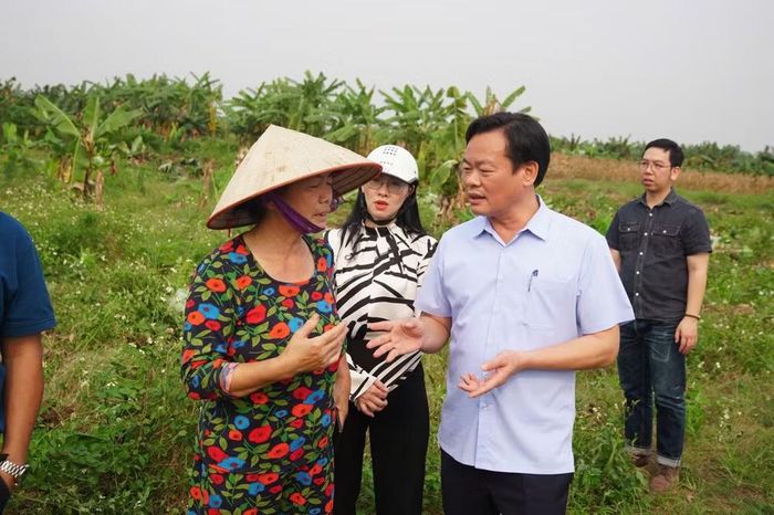 Bí thư Đảng ủy, Chủ tịch HĐND phường Hồng Hà Bùi Tuấn Anh đối thoại tại thực địa với người dân về công tác giải phóng mặt bằng.