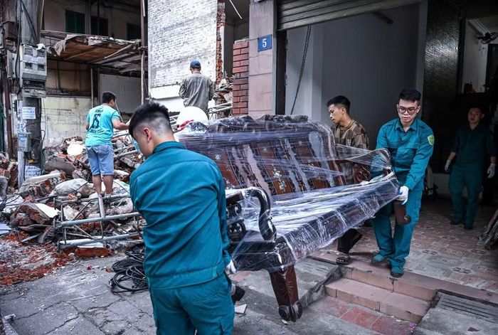 Lực lượng dân quân tự vệ phường Hồng Hà phối hợp hỗ trợ người dân di chuyển tài sản, bàn giao mặt bằng phục vụ các dự án trọng điểm của Thủ đô.