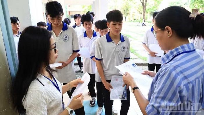 Thí sinh làm thủ tục vào phòng thi tại điểm thi Trường trung học phổ thông Trấn Biên, phường Tam Hiệp.