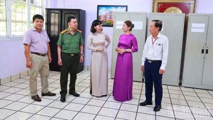 Giám đốc Sở Giáo dục và Đào tạo thành phố Đồng Nai Trương Thị Kim Huệ (đứng giữa) kiểm tra công tác chuẩn bị trước khi diễn ra kỳ thi tốt nghiệp trung học phổ thông.