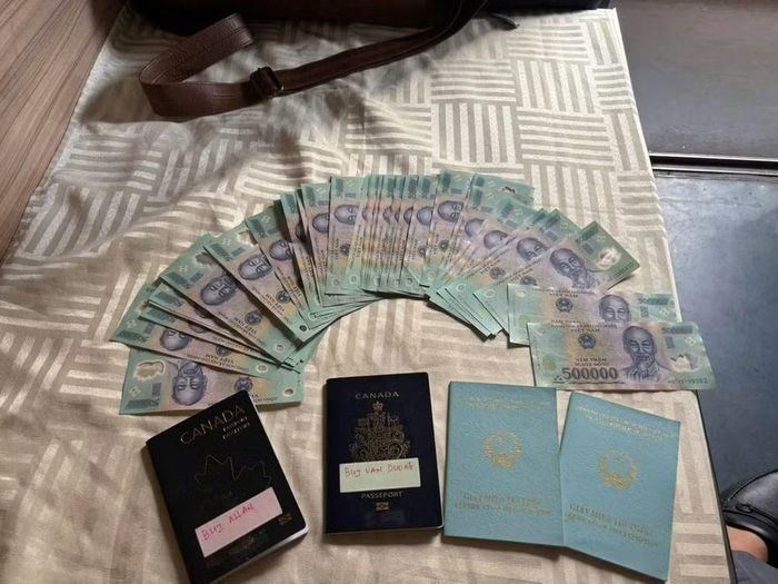 Bên trong túi của khách bỏ quên có 25 triệu đồng tiền mặt (50 tờ mệnh giá 500.000 đồng), cùng 2 hộ chiếu và 2 giấy miễn thị thực mang tên Bùi Văn Dương và Bùi Allan.